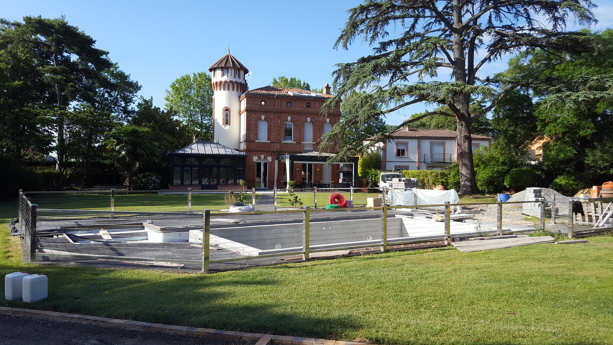 Réalisation de piscine en maçonnerie traditionnelle et carrelage 