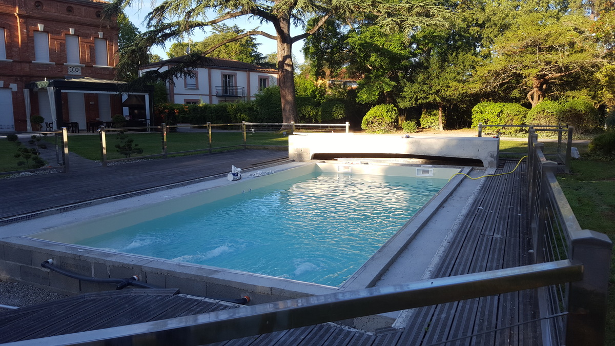 Réalisation de piscine en maçonnerie traditionnelle et carrelage 