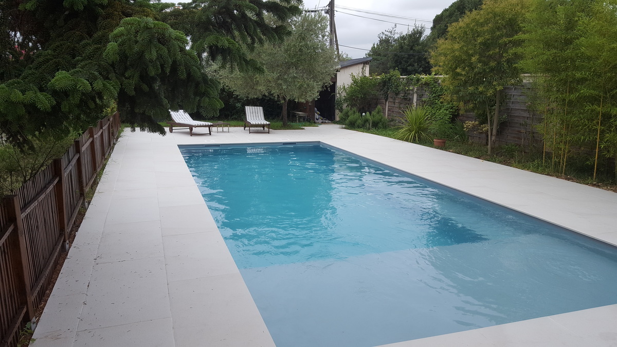 Réalisation de piscine en maçonnerie traditionnelle et carrelage 