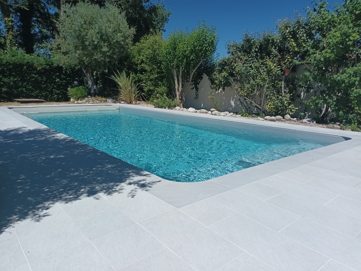 Réalisation de piscine en maçonnerie traditionnelle et carrelage 
