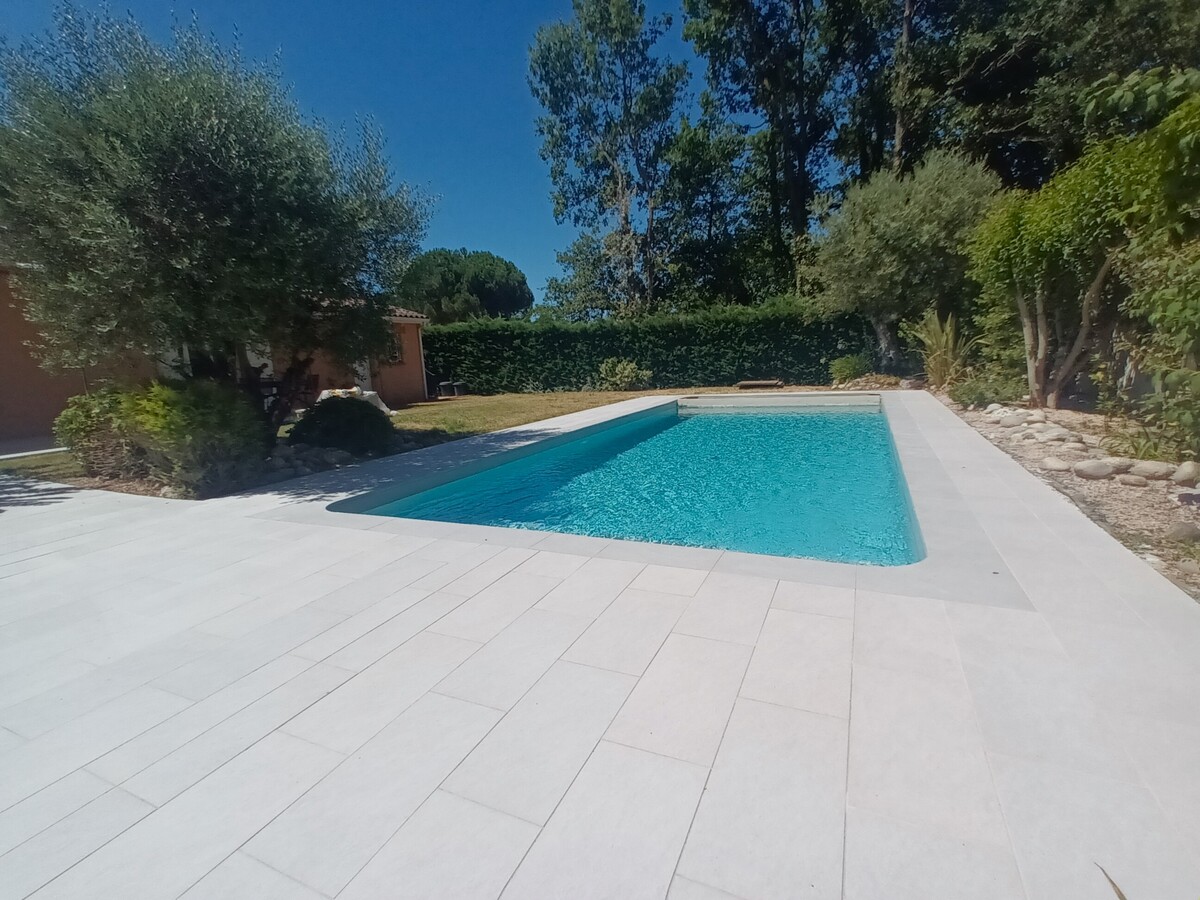 Réalisation de piscine en maçonnerie traditionnelle et carrelage 