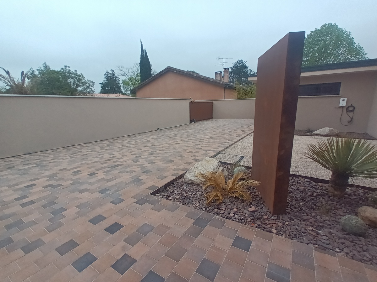 Pose de pavés béton Signature classique de chez Alkern, pose sur 0/20 c et sur lit de sable.
Mise en place de caniveaux et puisard 