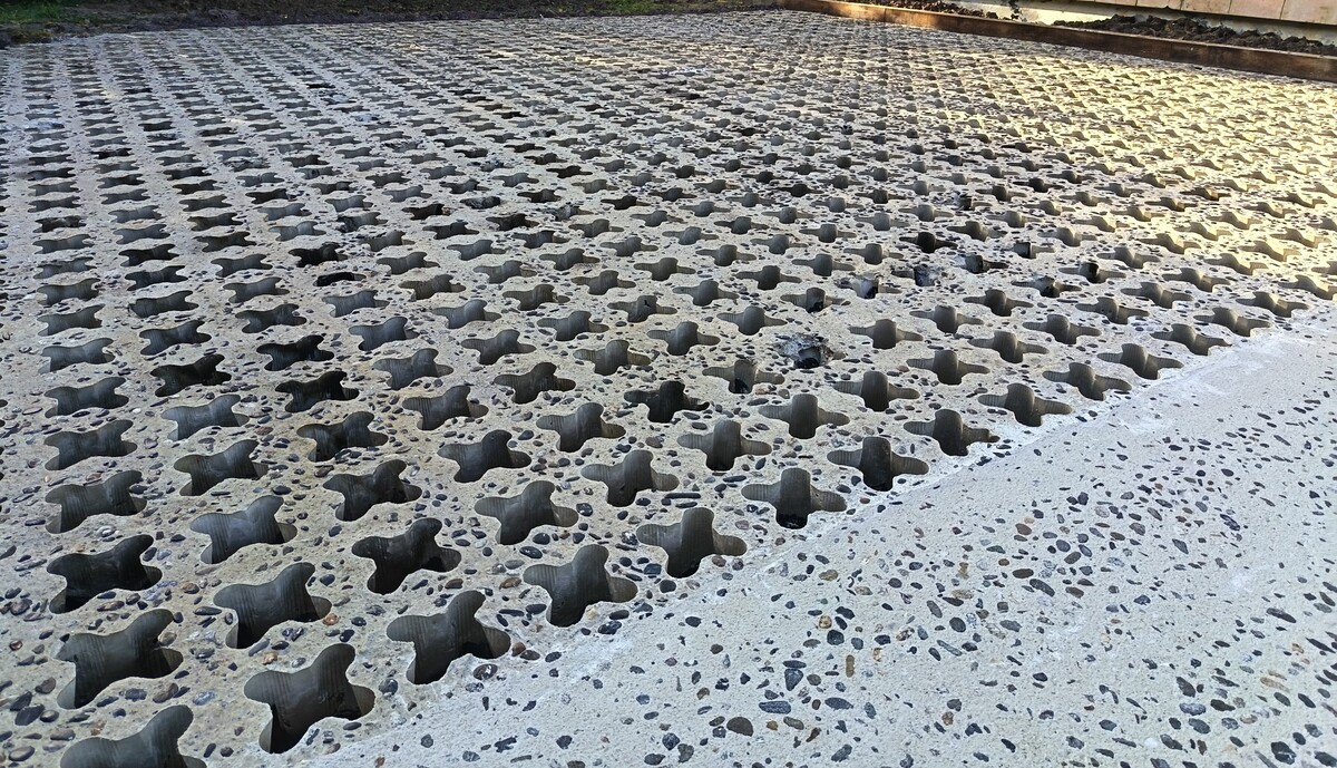 Mise en œuvre des dalles enherbées de chez Chryso -Plaque Grasscrete 60x60cm épais 15 cm -Coulage d'un béton désactivé de chez Lafarge type Cappadoce.