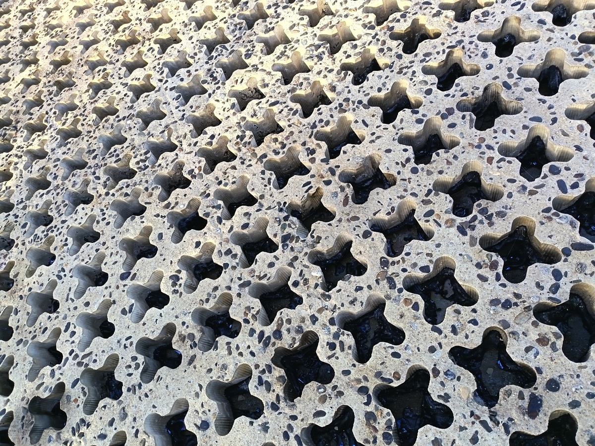 Mise en œuvre des dalles enherbées de chez Chryso -Plaque Grasscrete 60x60cm épais 15 cm -Coulage d'un béton désactivé de chez Lafarge type Cappadoce.