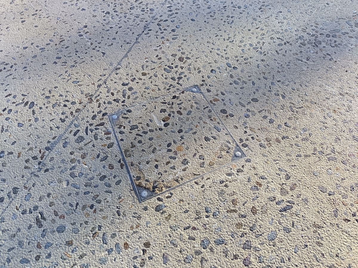 Réalisation du parking en béton désactivé de chez Lafarge -ciment blanc -galets de Garonne roulés 10/20 et finition bouchardée et mise en œuvre d'un tampon à remplir