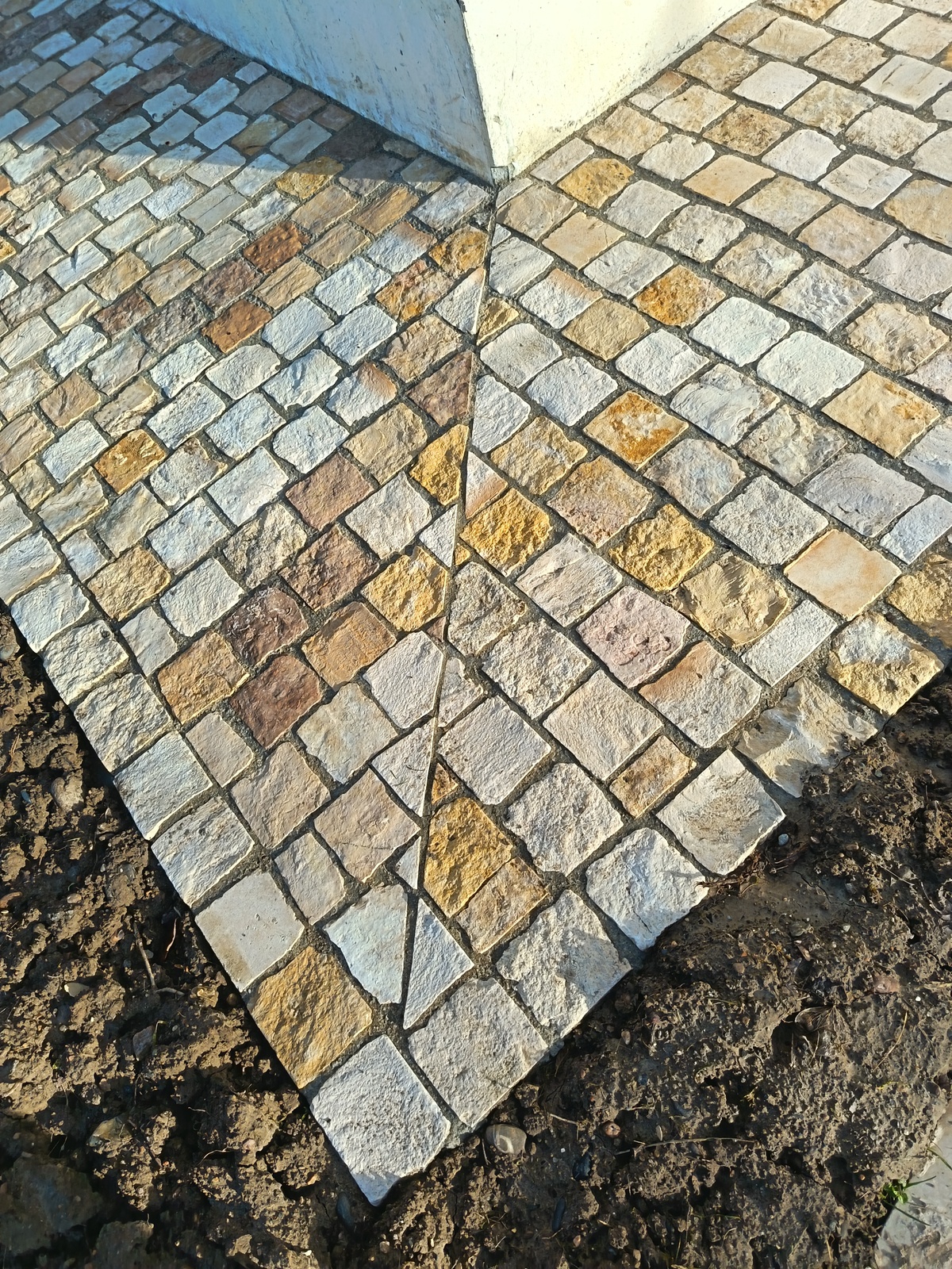 Réalisation du tour de maison en pavés de Tunisie calcaire beige- 10x10cm-épais 4 à 6cm - Pose sur grave ciment , chape et joints ciment, pose alignée.