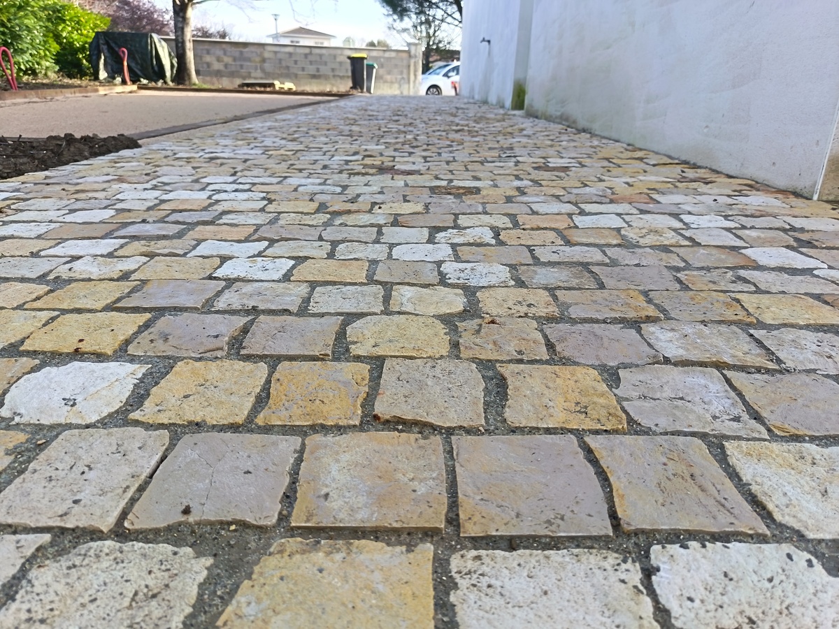 Réalisation du tour de maison en pavés de Tunisie calcaire beige- 10x10cm-épais 4 à 6cm - Pose sur grave ciment , chape et joints ciment, pose alignée.