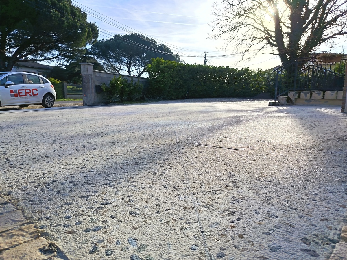 Réalisation du parking en béton désactivé de chez Lafarge -ciment blanc -galets de Garonne roulés 10/20 et finition bouchardée