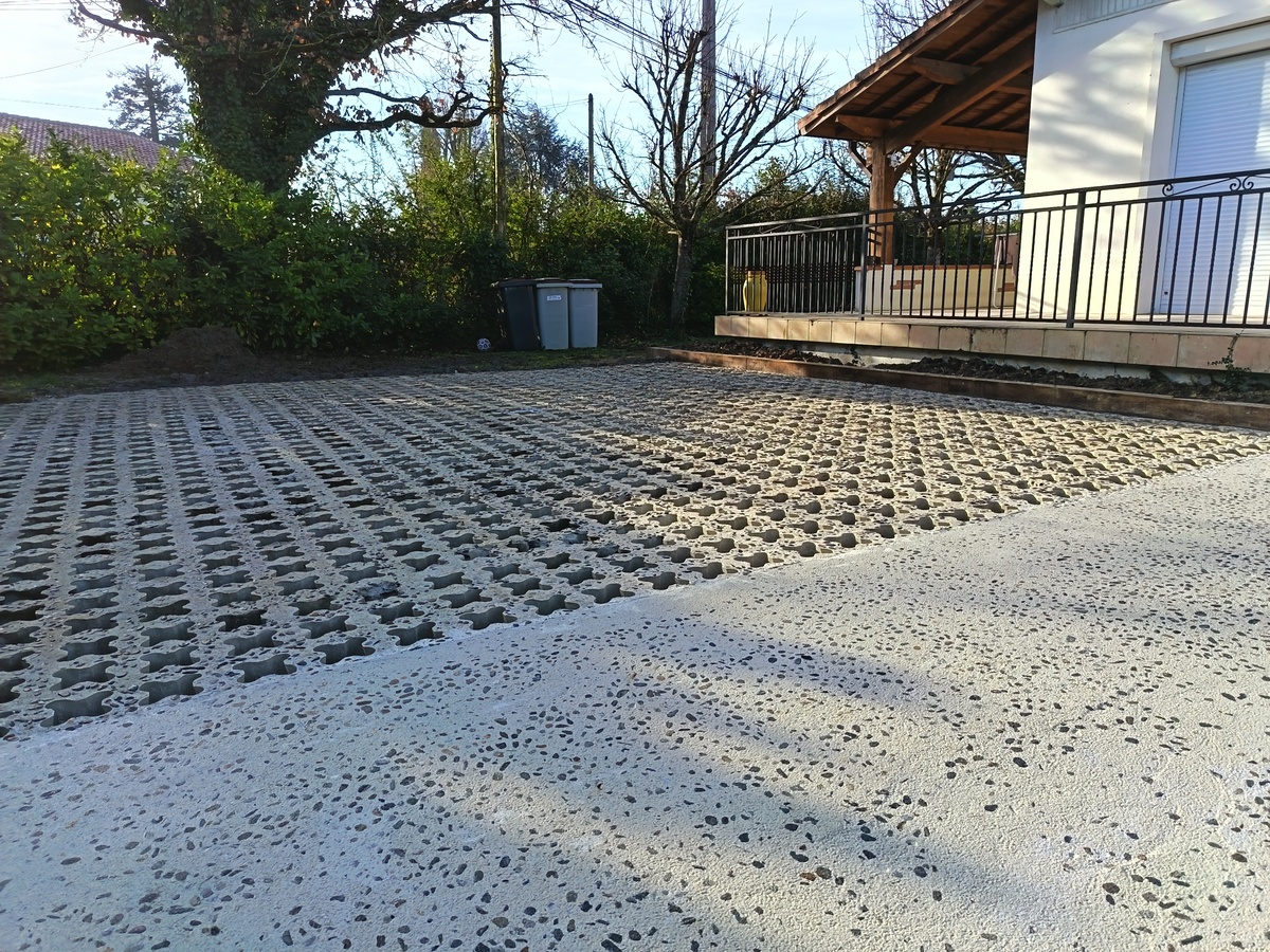 Mise en œuvre des dalles enherbées de chez Chryso -Plaque Grasscrete 60x60cm épais 15 cm -Coulage d'un béton désactivé de chez Lafarge type Cappadoce.