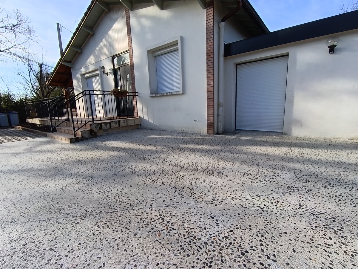 Réalisation du parking en béton désactivé de chez Lafarge -ciment blanc -galets de Garonne roulés 10/20 et finition bouchardée