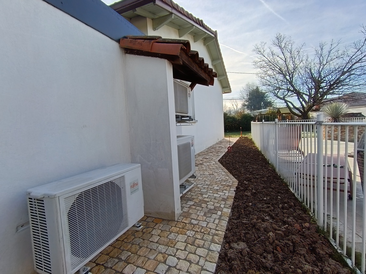 Réalisation du tour de maison en pavés de Tunisie calcaire beige- 10x10cm-épais 4 à 6cm - Pose sur grave ciment , chape et joints ciment, pose alignée.